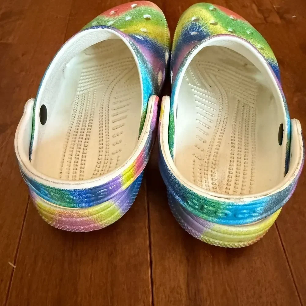 Crocs Women’s Colorful tie dye Clogs size 6